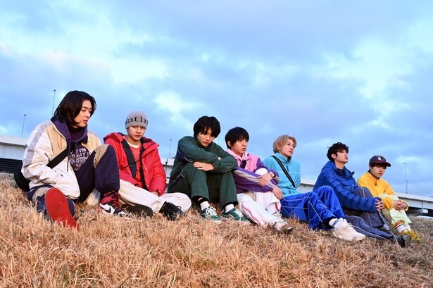 デビューを目指してがむしゃらに進んできたNAZEだったが、クビの危機を前に意気消沈する