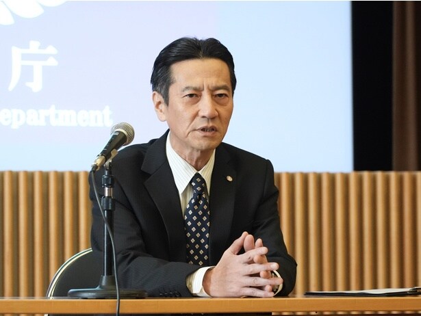 捜査一課長・北川(津田寛治)が記者向けに会見を開く