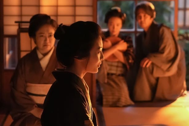 イセ(芋生悠)の話を恐れ、後ずさりするクマ(夏目透羽)と司之介(岡部たかし)