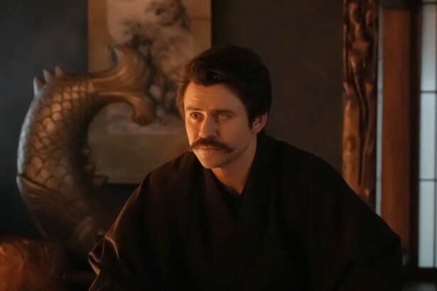 ヘブン(トミー・バストウ)はイセ(芋生悠)の呪われた話を真剣に聞く