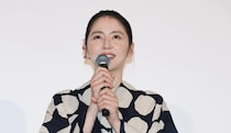 ゆるジャケ×肩ニットで“リラックスムード”…長澤まさみ、“ラフな”ロングヘア姿に「オシャレです!!」の声