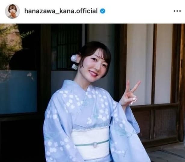 【写真】青色の着物を身に纏い、やわらかくほほ笑む花澤香菜
