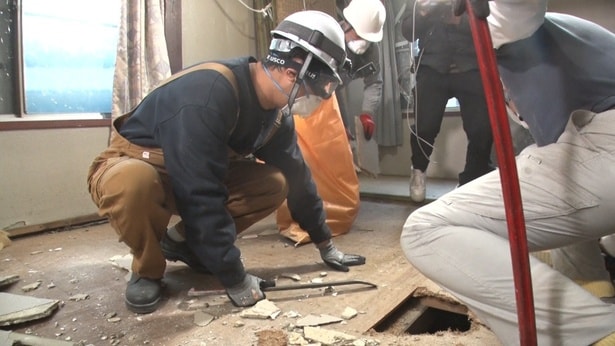 DIY アドバイザー・山田さんのアドバイスを受けて、床下の確認作業をする