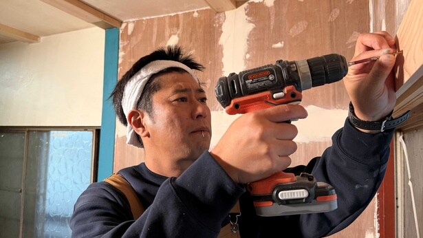 3月1日(日)、3月15日(日)にBS朝日にて「パンサー尾形の汗だく古民家DIY生活」が放送。尾形がボロボロ古民家をリフォーム