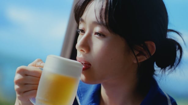 女優の河合優実が出演する「サントリー生ビール」TV-CM「沁みわたる青」篇（15秒、30秒）のメイキング＆インタビュー動画が、2月26日に「サントリー生ビール」公式Xアカウントにて公開された。