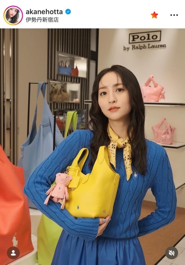 【写真】堀田茜、“色鮮やかな”ブルー×イエローの「春」コーデ