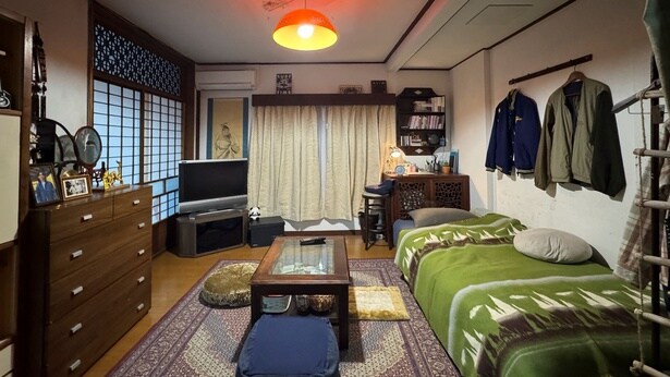 ロン(大西流星)の部屋には父・孝四郎(河相我聞)の写真が飾られている