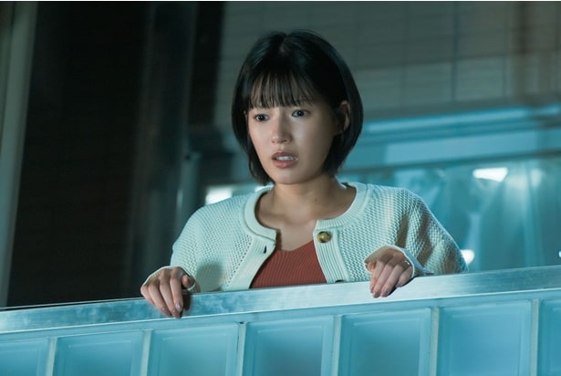 夏生(増子敦貴)が窓から飛び降り驚くハル(石井杏奈)