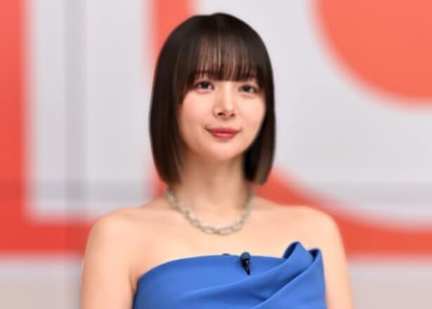 「何歳になってもキラキラがだーいすき」…岡田紗佳、“ビジュー盛りネイル”に「なんだ？この美しさ」の声