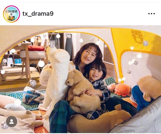 【写真】松本まりか、“息子”の佐藤大空にバックハグする親子ショット