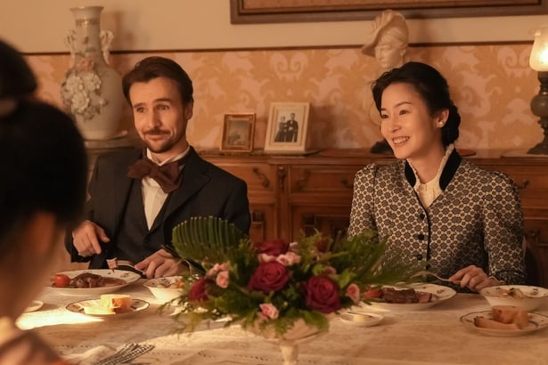 ロバート(ジョー・トレメイン)とラン(蓮佛美沙子)、気品あふれる国際カップル