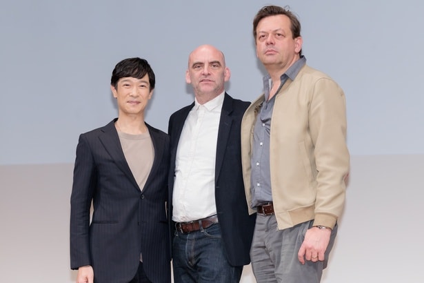 (左から)ショーン・ホームズ氏、堺雅人、イモン・スティーヴンス氏