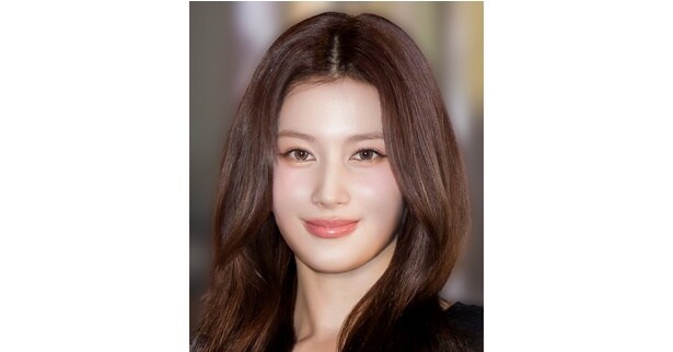 TWICE・サナ、オーバーサイズなジャケットにミニ丈ワンピース…かわいくクールな姿に「世界一」の声