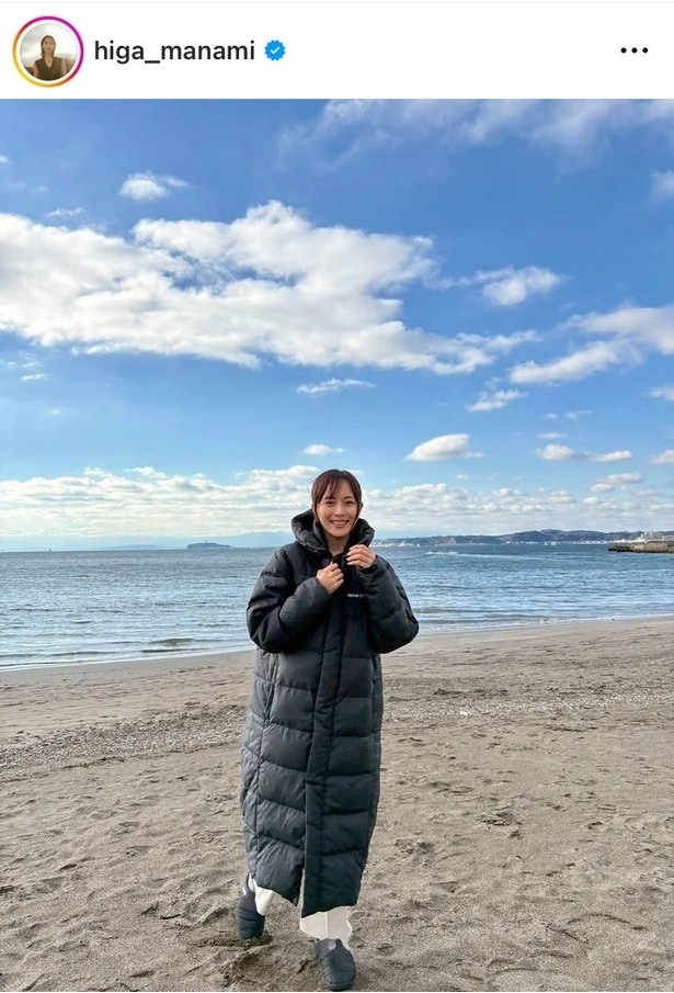 【写真】「何年経っても現場がすき」…比嘉愛未、海辺でほほ笑むダウン姿のオフショット