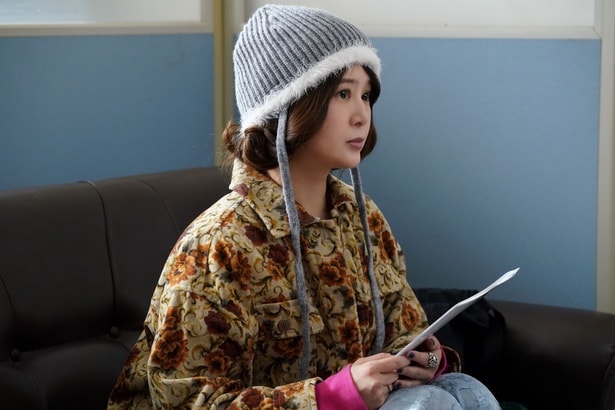 亀井(佐津川愛美)は調べた資料を武尊(勝地涼)に見せる