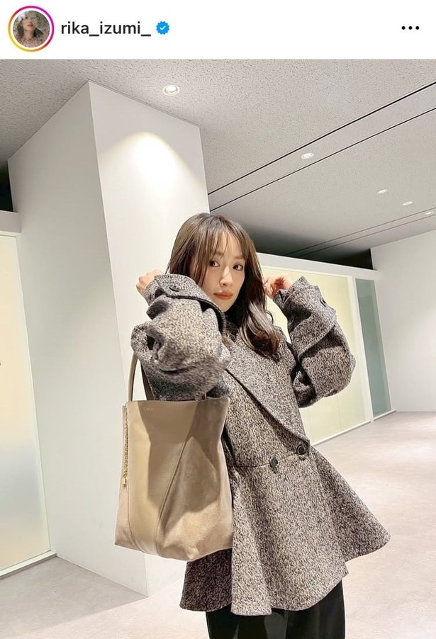 【写真】都会的な雰囲気を漂わせて…泉里香、バッグを肩掛けした“きれいめ”スタイル