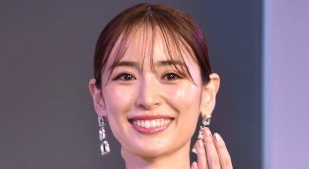 都会的な雰囲気を漂わせて…泉里香、バッグを肩掛けした“きれいめ”スタイルに「美人」「ずっと綺麗」の声