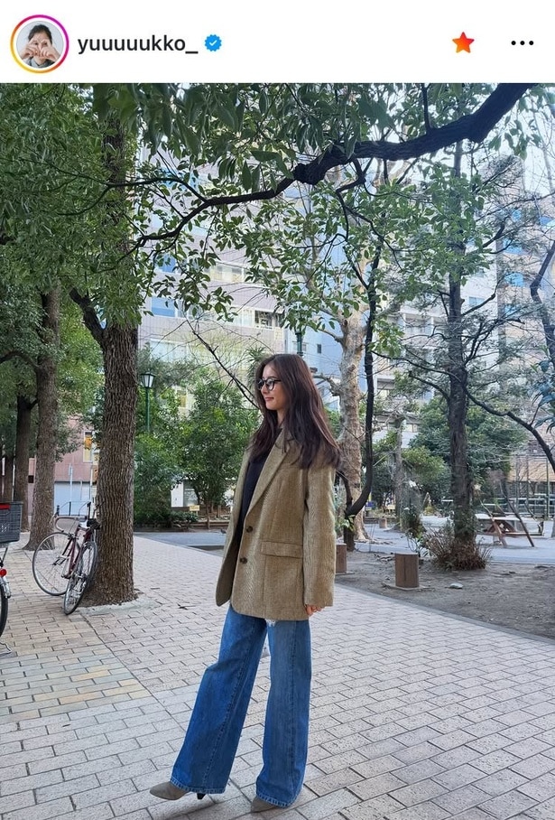 【写真】真っ青な“デニム”に無造作ロングヘアー…新木優子、パンツコーデの「私服」姿