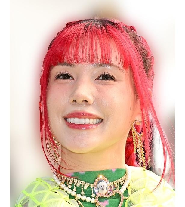 「さすがにモテすぎ」…仲里依紗、“攻めた”ミラノコーデで堂々ポーズ「髪もメイクも服もちょーー似合う」と反響