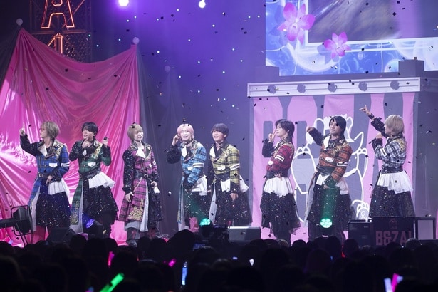 B&ZAI、“アイドル×バンド”という持ち味を生かした“継承”のステージで魅了　日本武道館での追加公演もサプライズ発表