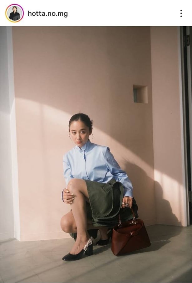 【写真】堀田真由、美脚見せつけるミニスカ姿の春コーデ