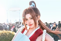 肉感ボディーで見せる「餓狼伝説」不知火舞コスプレイヤー「一点物のウイッグと“肩の縄”の造形がお気に入り」＜コミケ107＞