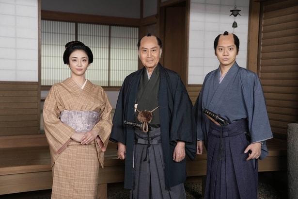 （左から）山谷花純、北大路欣也、佐藤流司