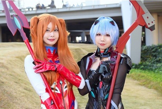 レースクイーンたちの「エヴァンゲリオン」“レイ&アスカ”コスプレ「特大サイズの武器にもこだわりました」<コミケ107>