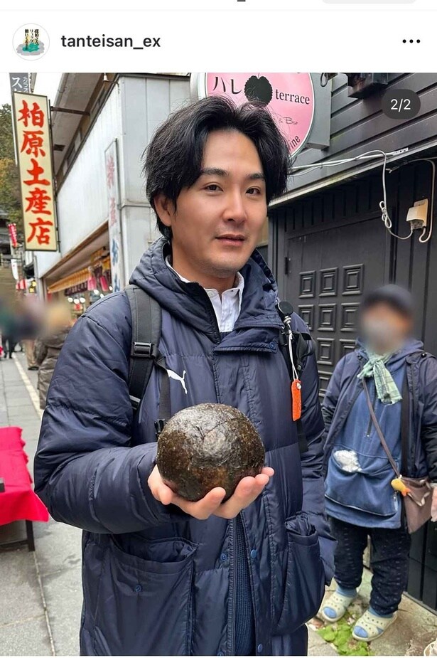 【写真】松田龍平、顔ぐらい大きい“爆弾にぎり”を片手にオフショット