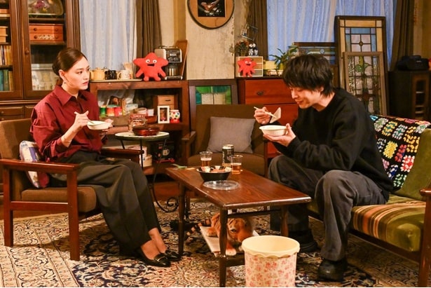 吾妻(中村倫也)は、自身の過去のトラウマをジス(キム・ジェギョン)に打ち明ける