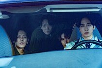 小関裕太“海老原”と脱獄メンバーを乗せた護送車が、拘置所の外へ向かう＜パンチドランク・ウーマン＞