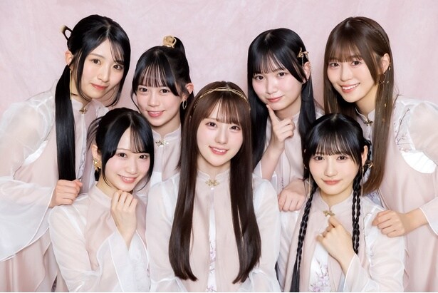 Rain Tree(写真左から朝宮日向、橋本真希、鈴野みお、綾瀬ことり、遠藤莉乃、佐藤莉華、新野楓果)