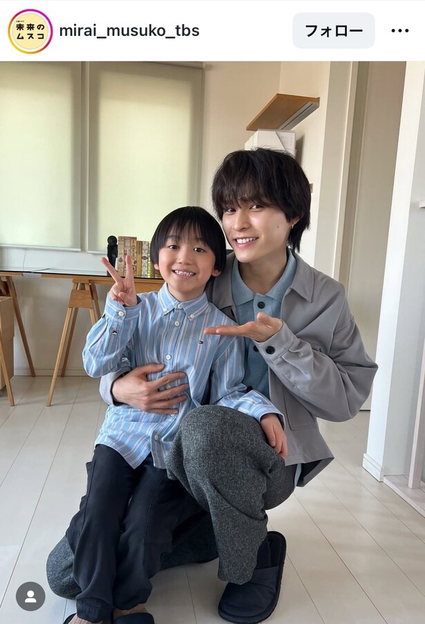 【写真】兵頭功海、自身の幼少期を演じた千葉惣二朗と密着ショット