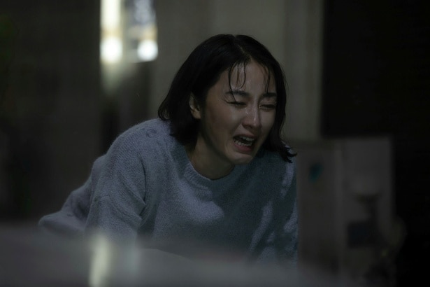 泣きながら悲鳴を上げる不二子(伊藤歩)