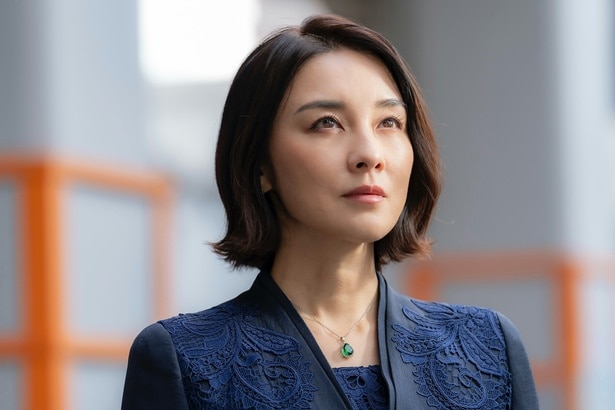 不二子(伊藤歩)は意味深に廃ビルを見上げる