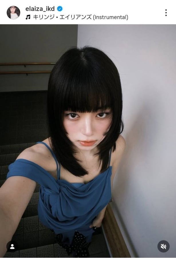 【写真】池田エライザ、ハイアングルからの表情もかわいい青ドレスショット