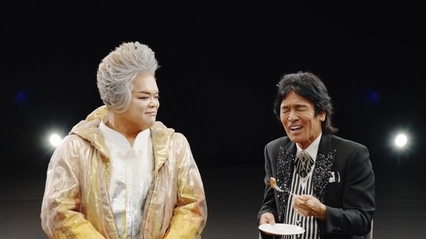 インタビューを受ける岡本知高と松崎しげる