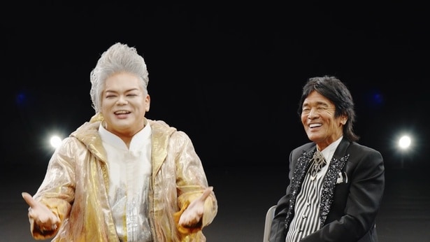 インタビューを受ける岡本知高と松崎しげる