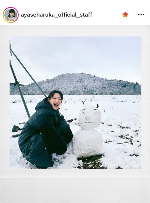 【写真】「このかわいい生物は!?」…綾瀬はるか、“雪だるま”作りにダウン姿で無邪気に励む姿