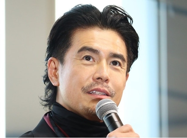 伊藤英明「絶対観てくれよな!」告知の際のかっこいいポーズに「ヒーローショーみたい」の声<リブート>