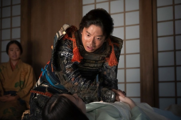小一郎(仲野太賀)、直(白石聖)の亡骸を抱き悲痛な叫び