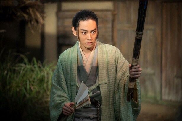 松明を持った謎の男(菅田将暉)