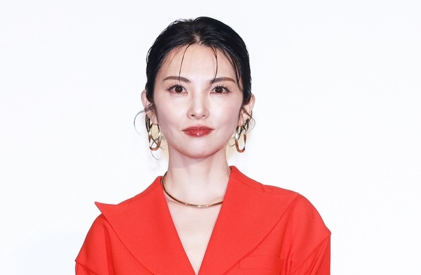 「映画『黄金泥棒』2億円超え!!完成披露舞台あいさつ」に登壇した田中麗奈