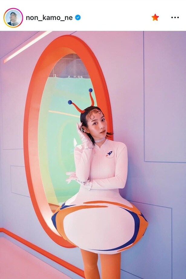 【写真】“前髪がユニーク”なコスチューム…のん、“かわい過ぎる宇宙人”のオフショット