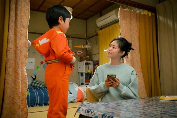 沙織(西野七瀬)も颯太(天野優)の面倒を見るためやって来る