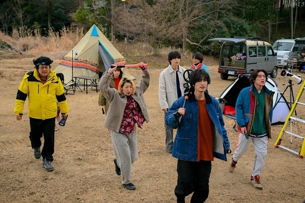 未来(志田未来)と颯太(天野優)のため一致団結する劇団の仲間たち