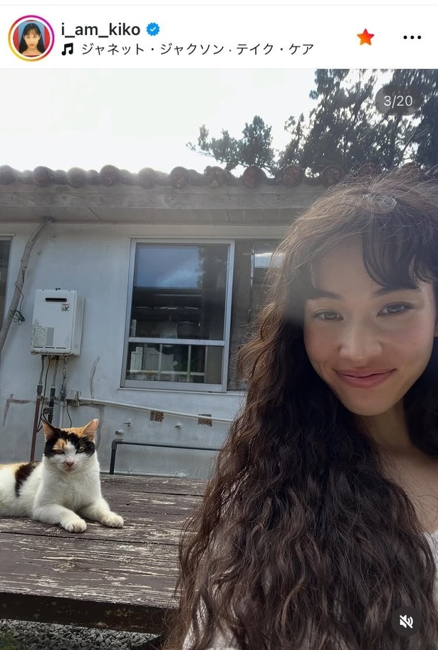 【写真】“笑顔”が美少女のよう…水原希子、ウェーブロングヘアで見せる“オフ感満載”のナチュラル姿