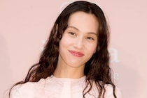 “笑顔”が美少女のよう…水原希子、ウェーブロングヘアで見せる“オフ感満載”のナチュラル姿に「かわい過ぎ」と反響