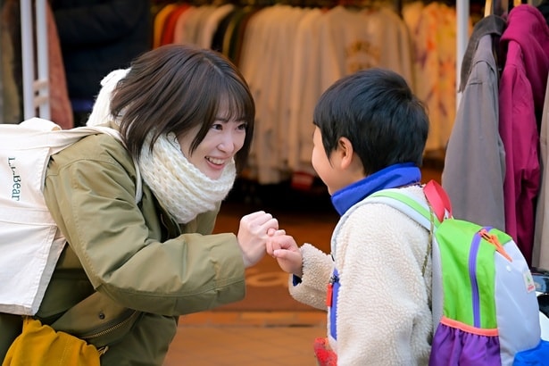 10年後の世界からやって来た颯太(天野優)と少しずつ親子になっていく未来(志田未来)