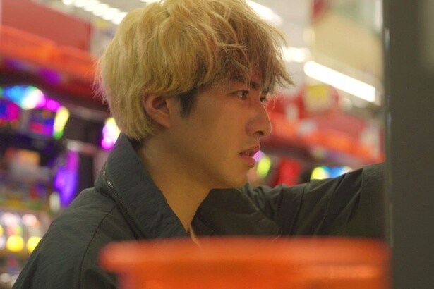 乃愛のカネでパチンコ三昧の日々を送る秋紀(福山翔大)